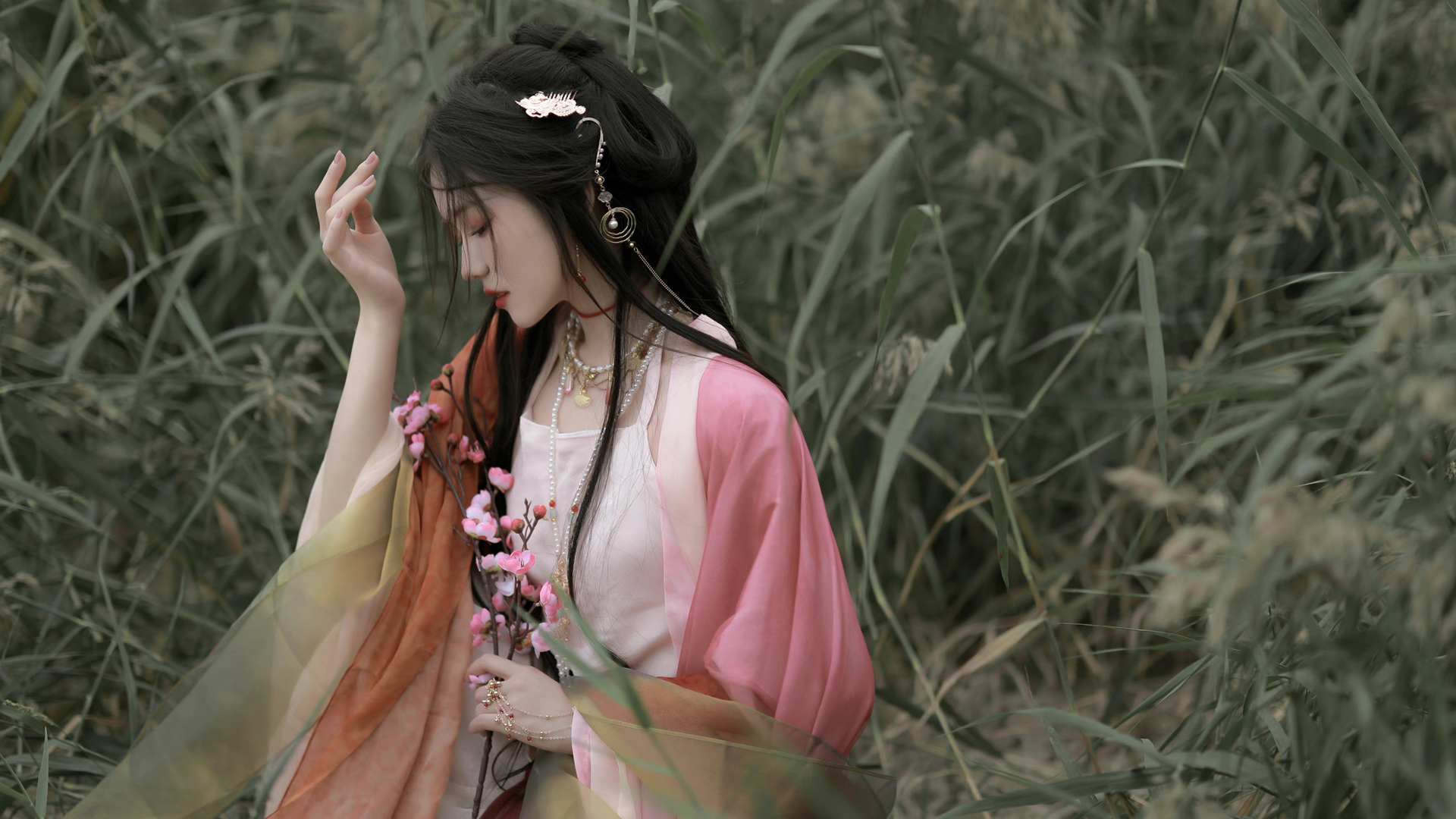 户外 粉色古风裙子 侧脸 花 美女高清壁纸