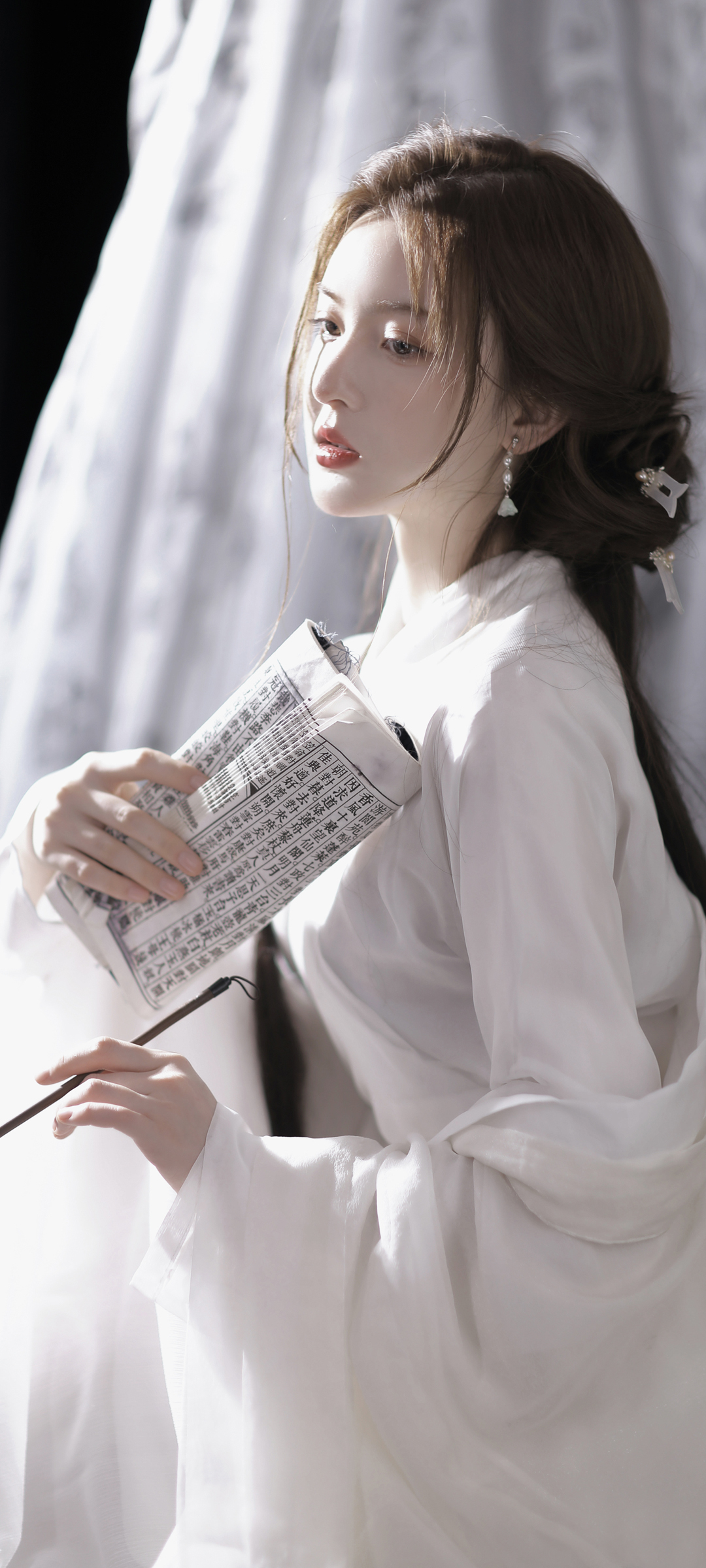 古风美女 白色古装衣服 书 毛笔 美女高清手机壁纸图片