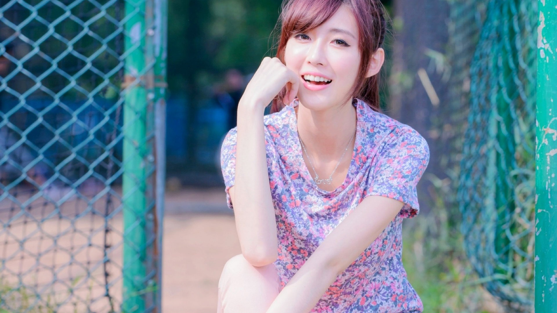 球场边的养眼美女写真桌面高清壁纸