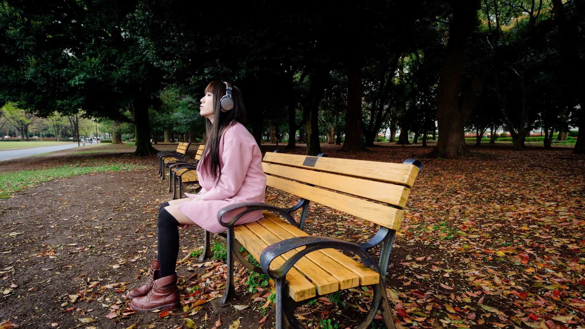 漂亮女孩,公园,椅子,耳机,美女桌面高清壁纸