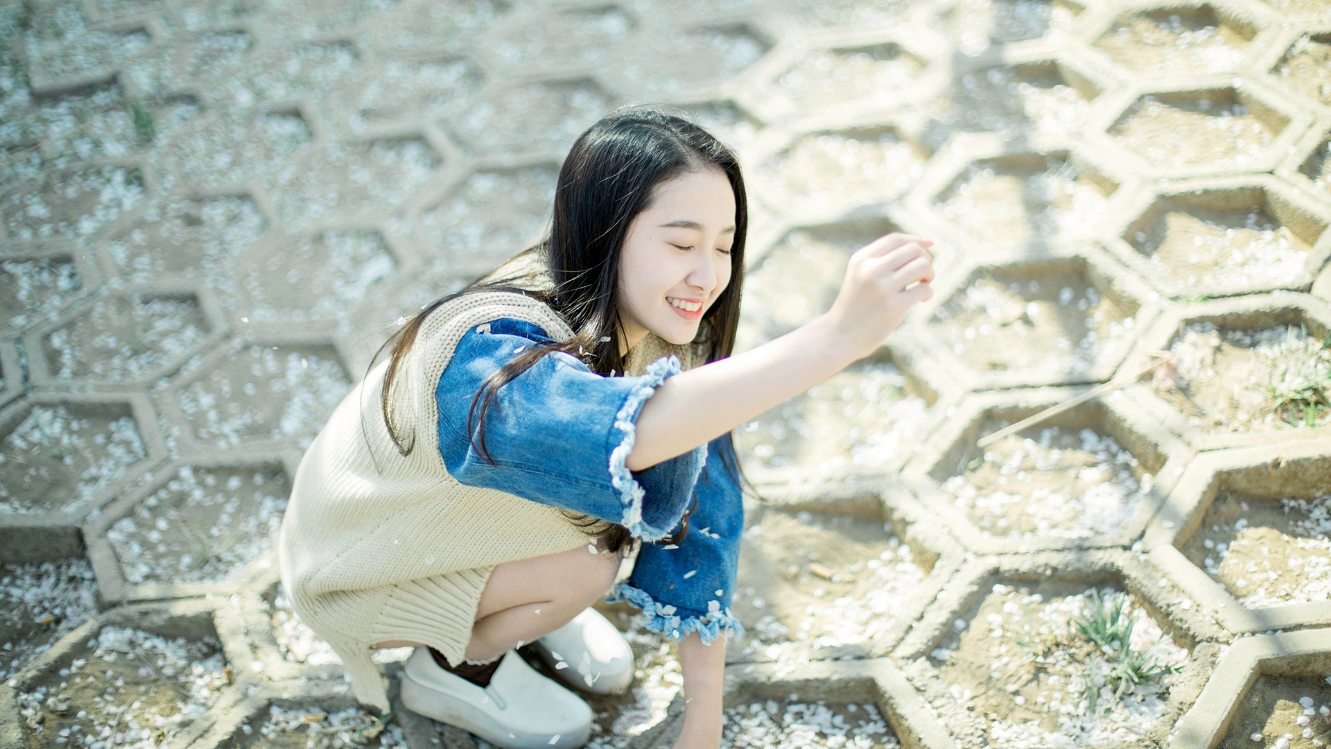 闭眼甜美微笑的女孩桌面高清壁纸