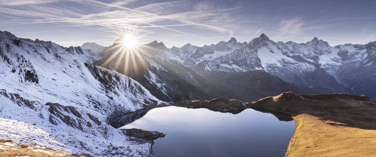 心湖风景带鱼屏高清壁纸
