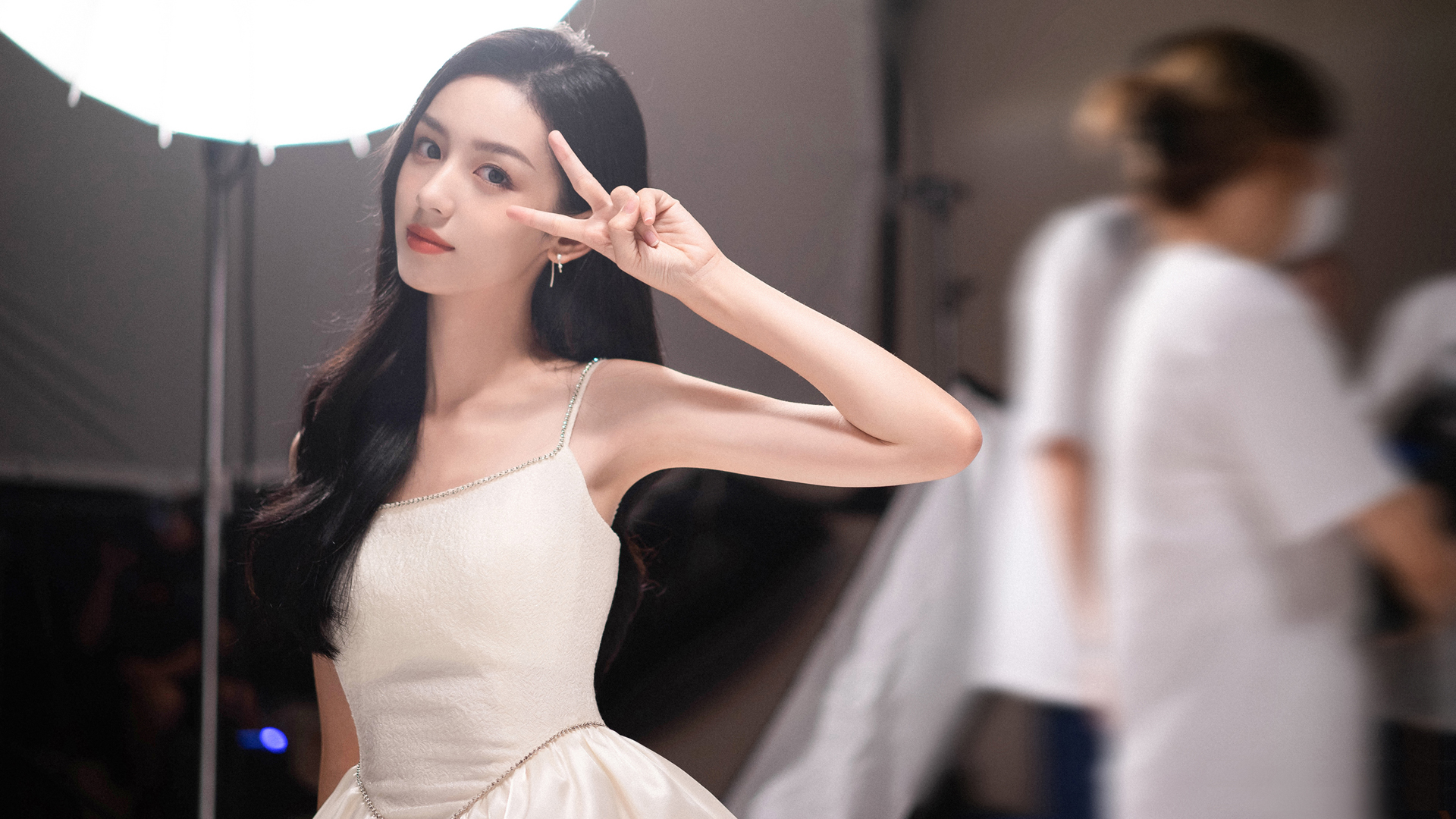 周也 白色裙子 v字剪刀手势美女高清壁纸