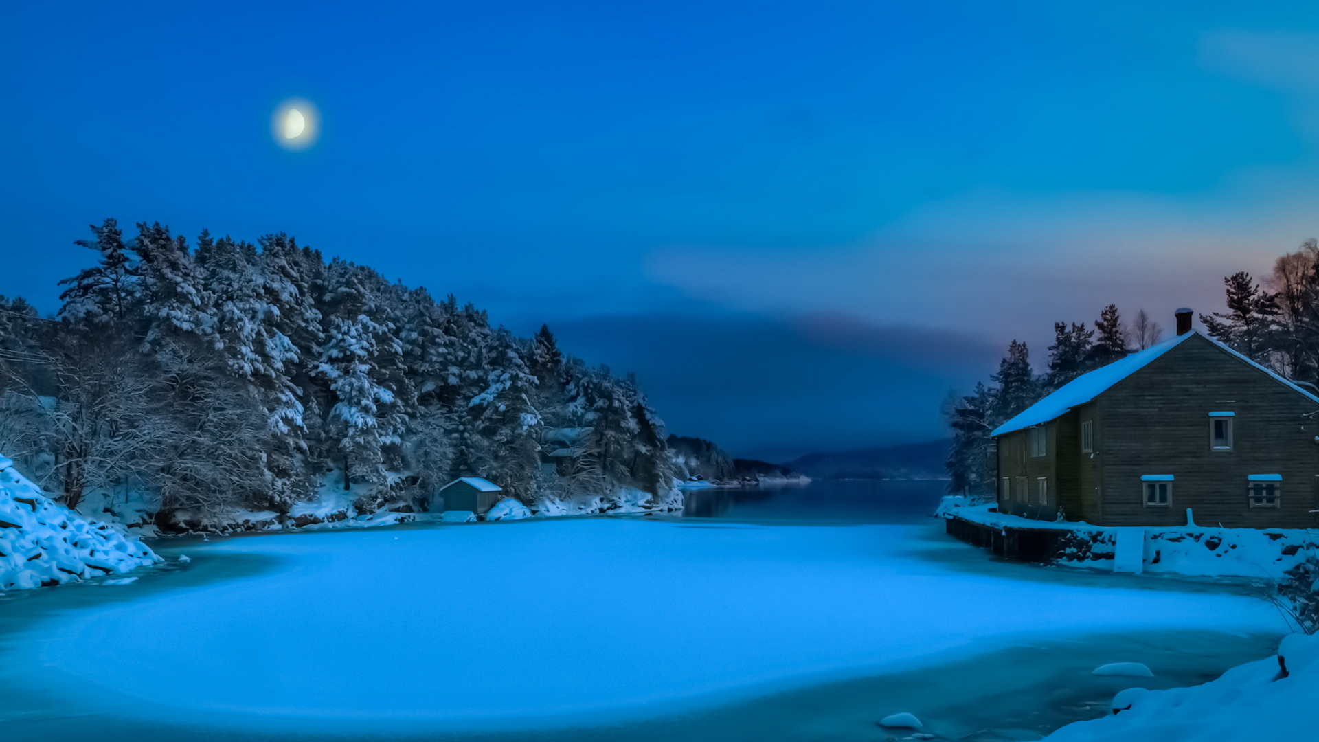 夜晚挪威海湾房子风景桌面高清壁纸