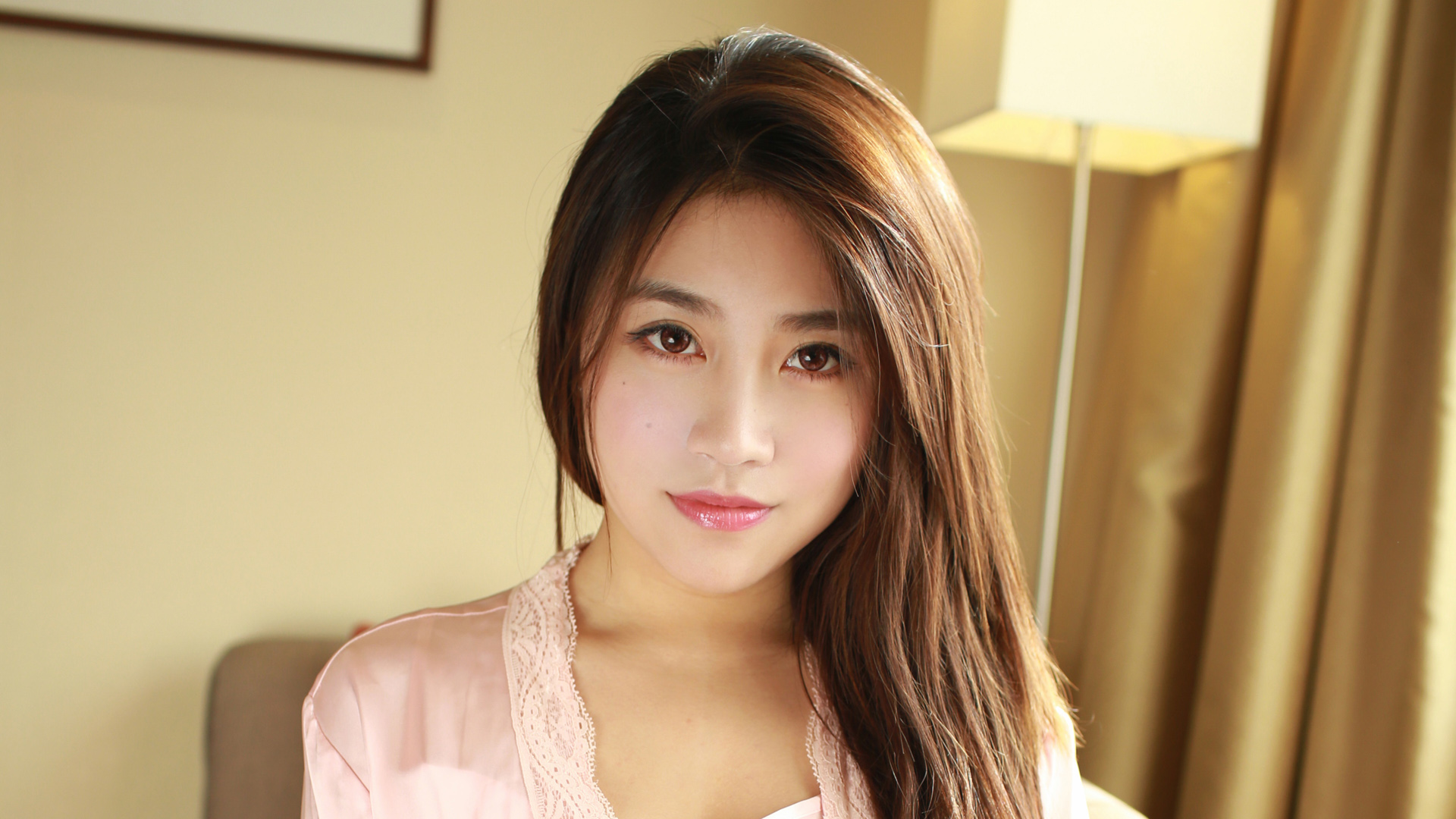 许诺Sabrina粉色睡衣居家温馨写真桌面高清壁纸