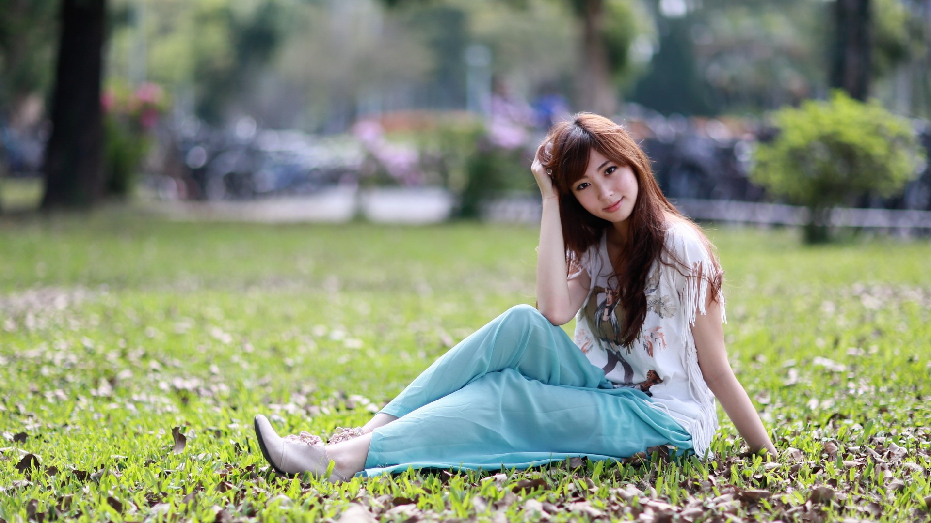 夏天公园,美女,草地,风景桌面高清壁纸