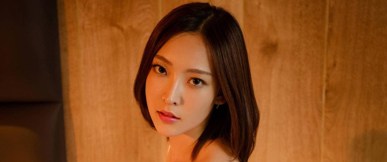 文文短发气质美女带鱼屏高清壁纸