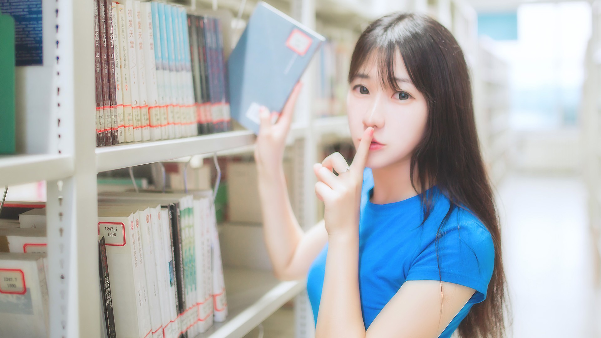图书馆女孩，阳光，清纯，小清新美女桌面高清壁纸