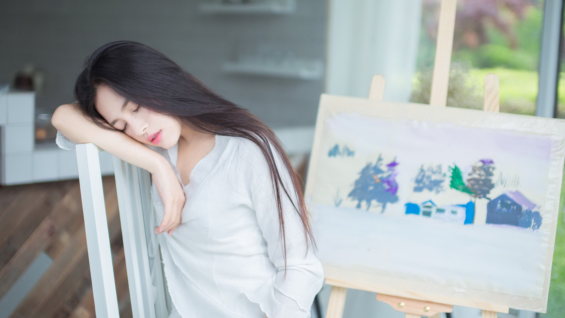 白色衣服漂亮美女长发闭眼,画板,安静好看美女桌面高清壁纸