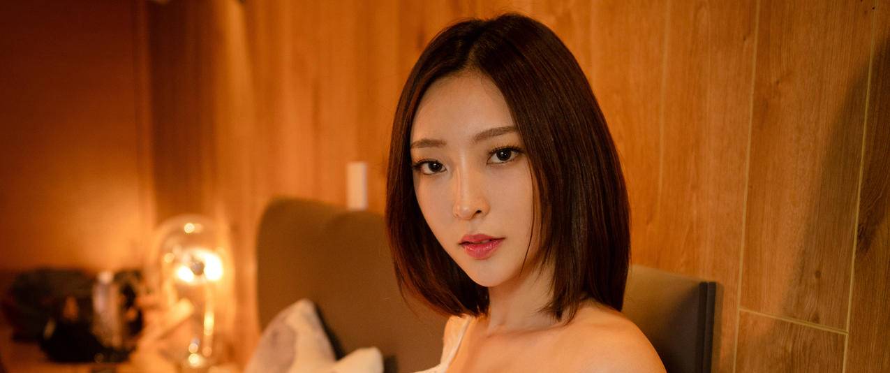文文室内美女写真带鱼屏高清壁纸