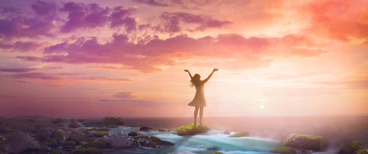 女人举起双臂海边日出唯美风景带鱼屏高清壁纸