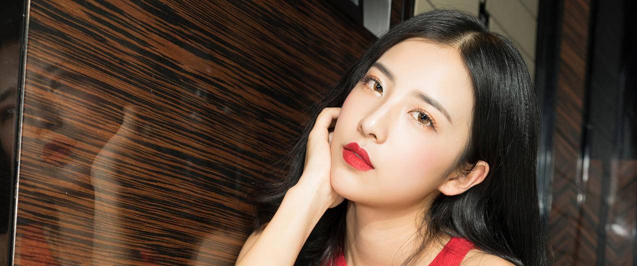 凌雪性感长发美女带鱼屏高清壁纸