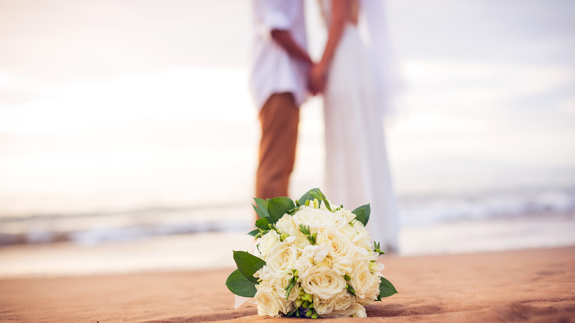 婚礼，婚纱照，新娘，新郎，花束，鲜花，沙滩，大海，浪漫的婚纱照桌面高清壁纸