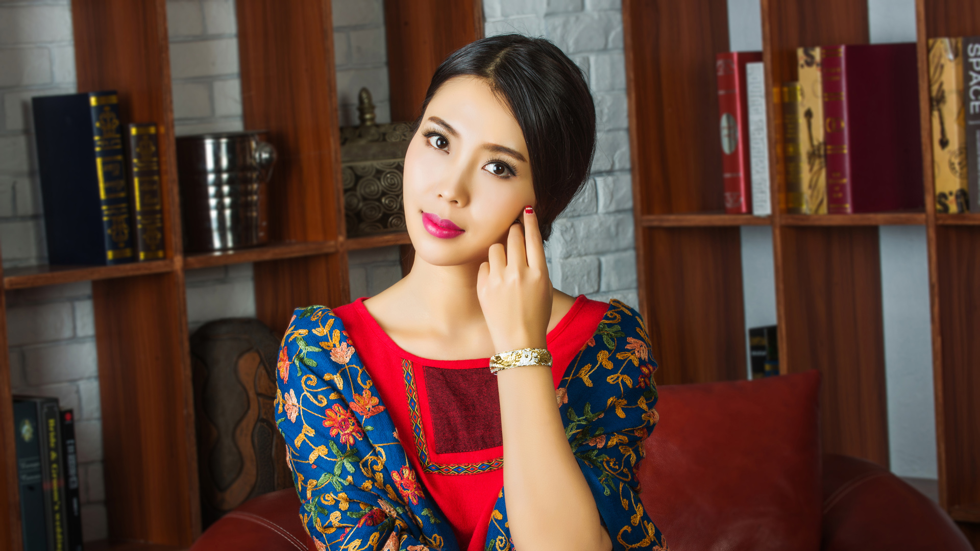 书房气质美女桌面高清壁纸