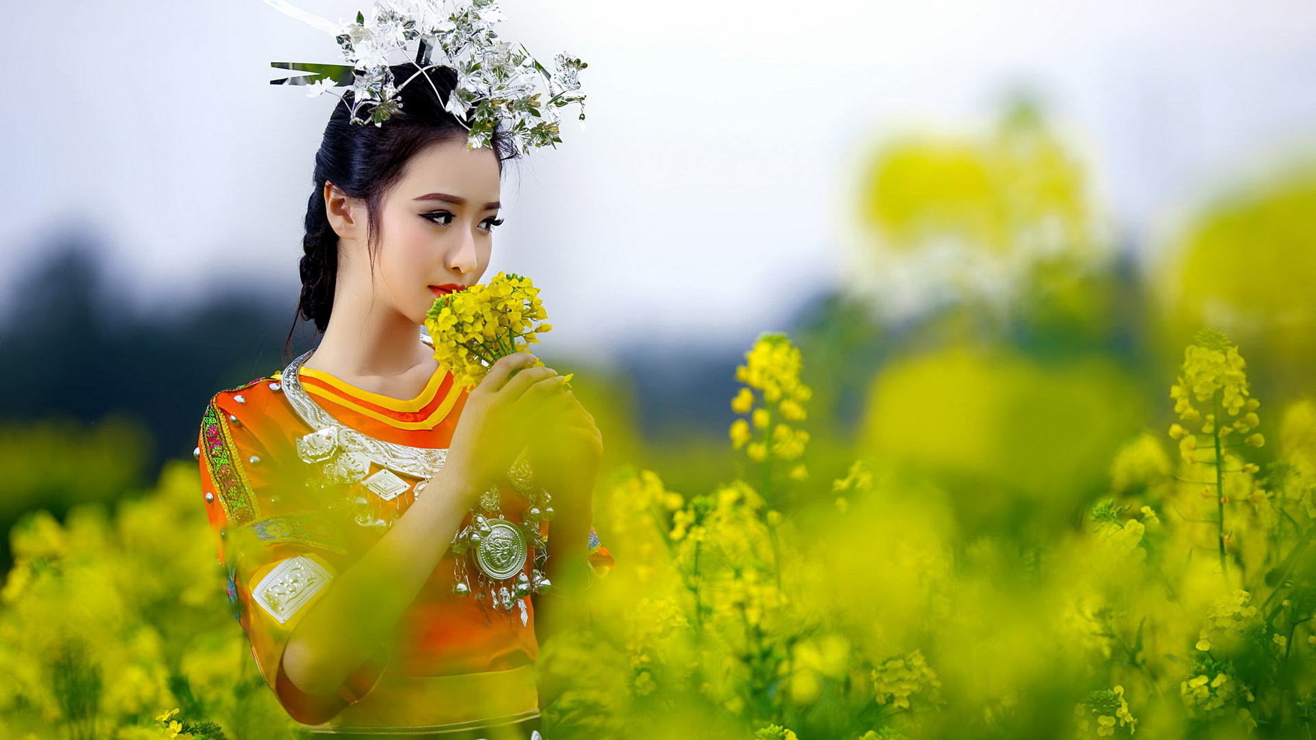 漂亮少数民族，女孩，头饰，服饰，夏天，花海，美女桌面高清壁纸