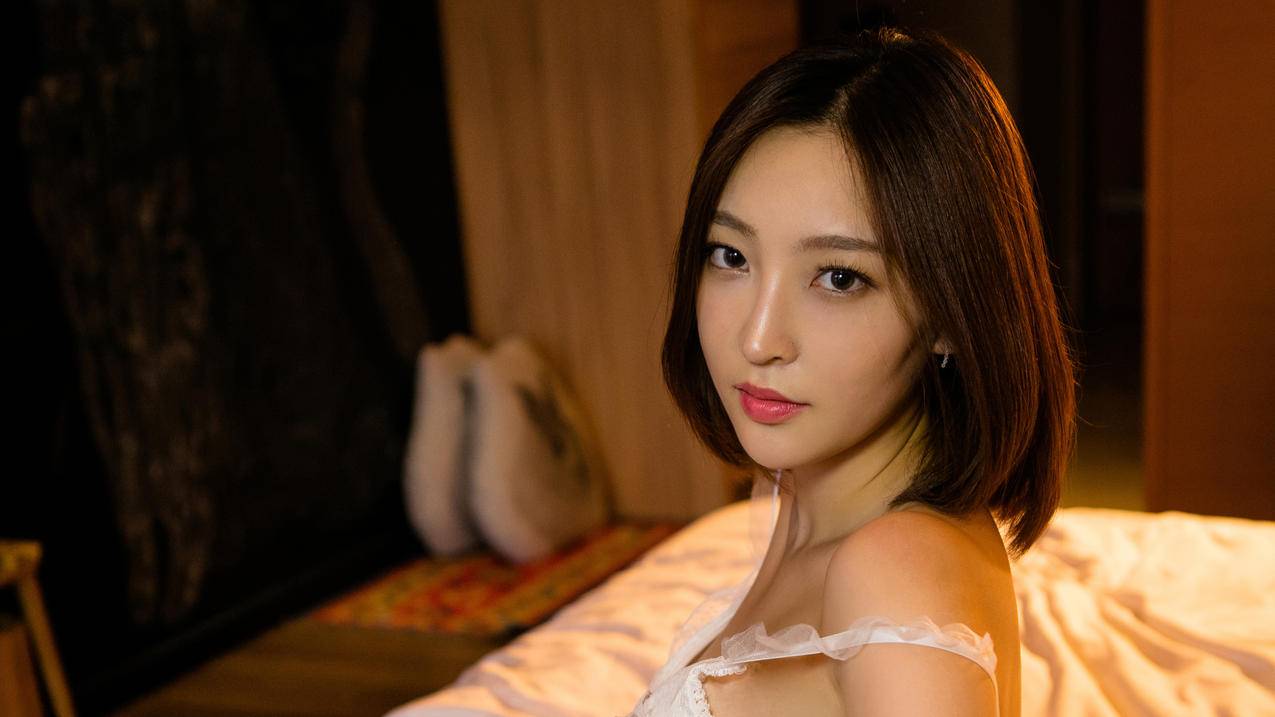 香肩美女文文4k高清壁纸