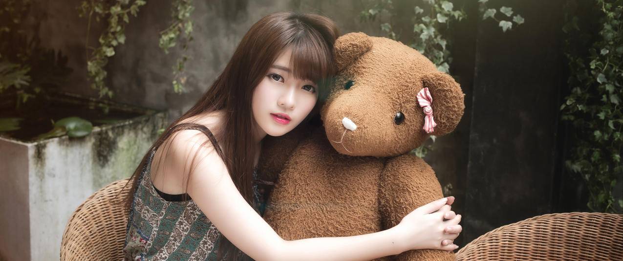 清纯女孩泰迪熊曲面屏带鱼屏高清壁纸