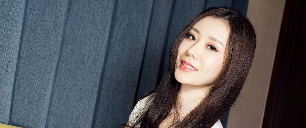 江琴长发美女模特带鱼屏高清壁纸