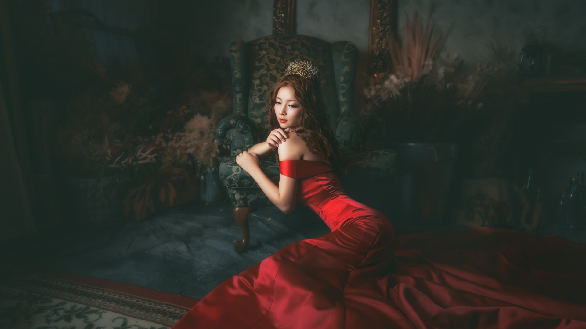 房间摄影 女孩的脸 红色的礼服裙子 桌面高清壁纸