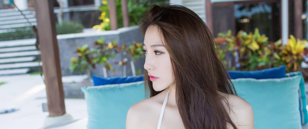 刘奕宁长发侧脸香肩美女带鱼屏高清壁纸