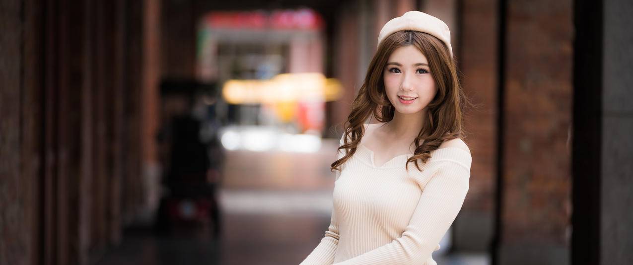 长头发毛衣清纯美女带鱼屏高清壁纸