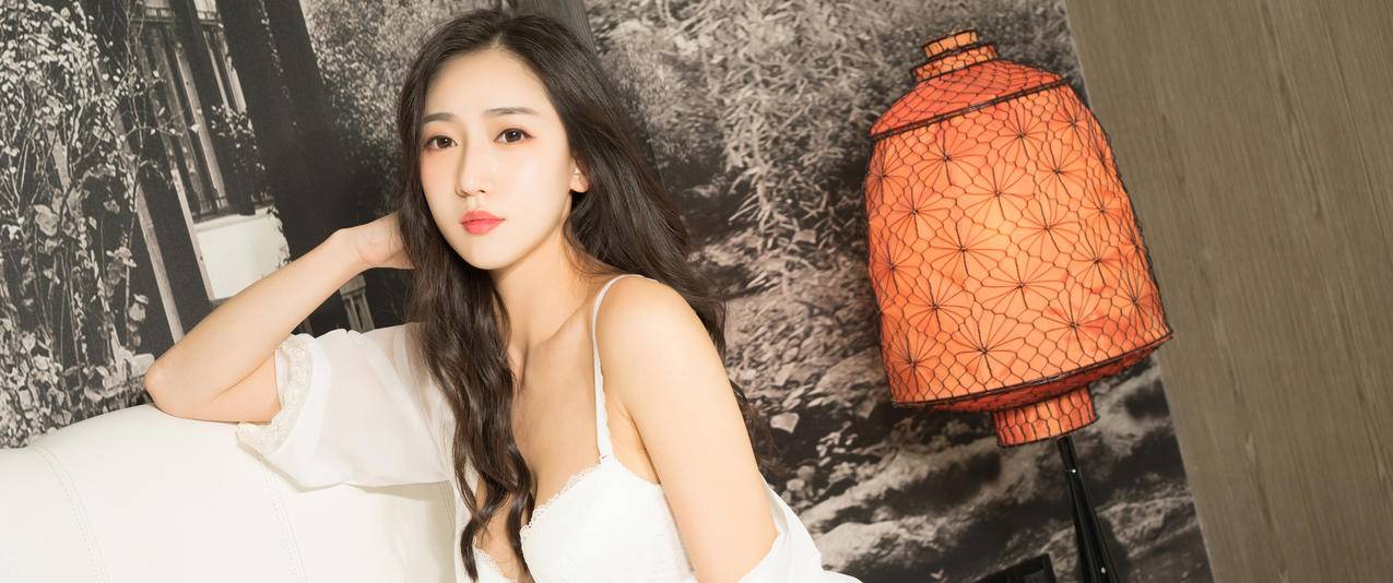 长发女神姜璐白色睡衣写真美女带鱼屏高清壁纸