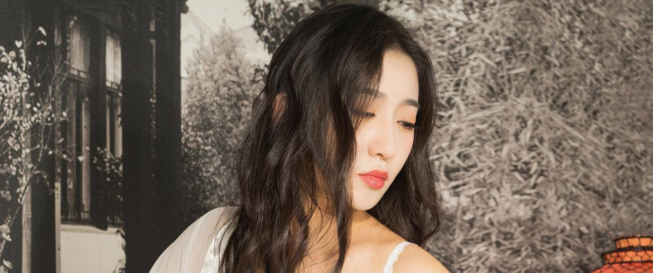 长卷发美女姜璐带鱼屏高清壁纸