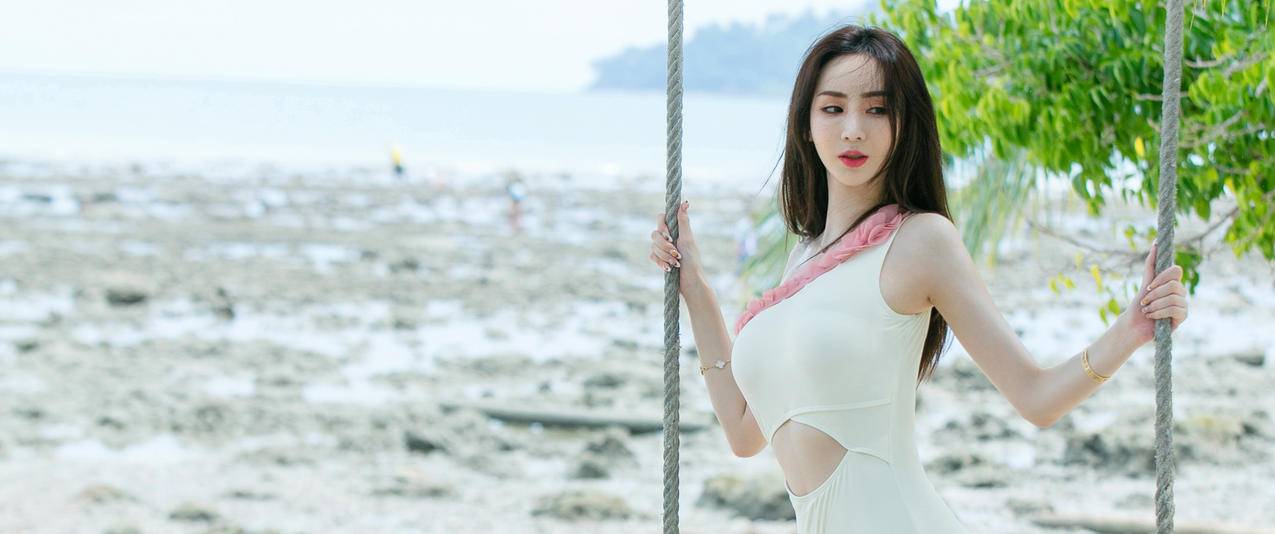 于思琪海边荡秋千美女3440x1440带鱼屏高清壁纸