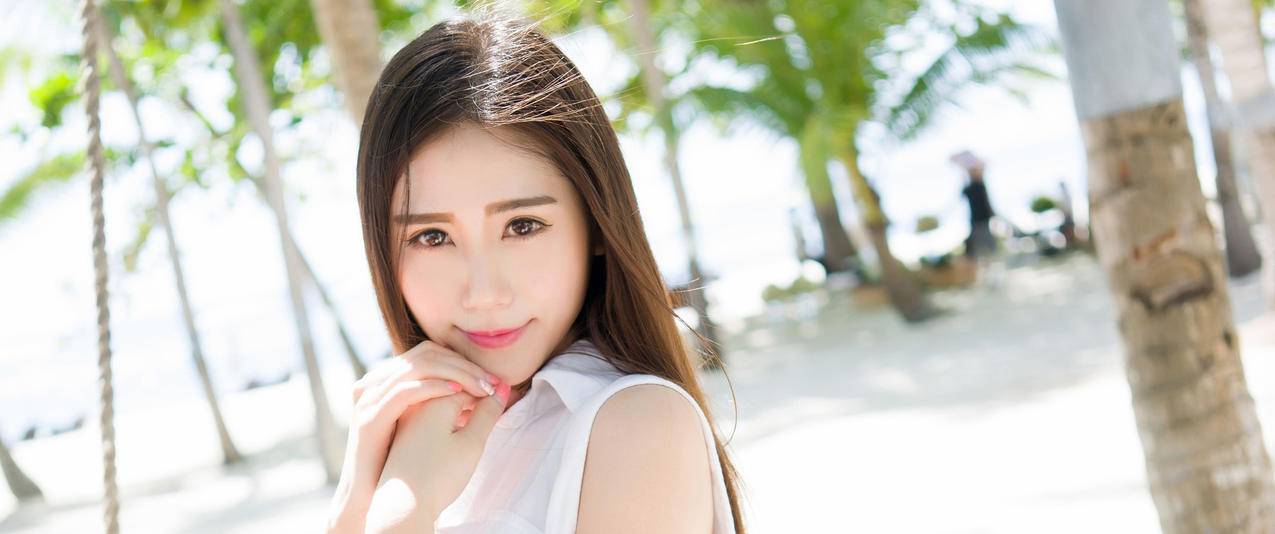 SISY海滩美女写真带鱼屏高清壁纸