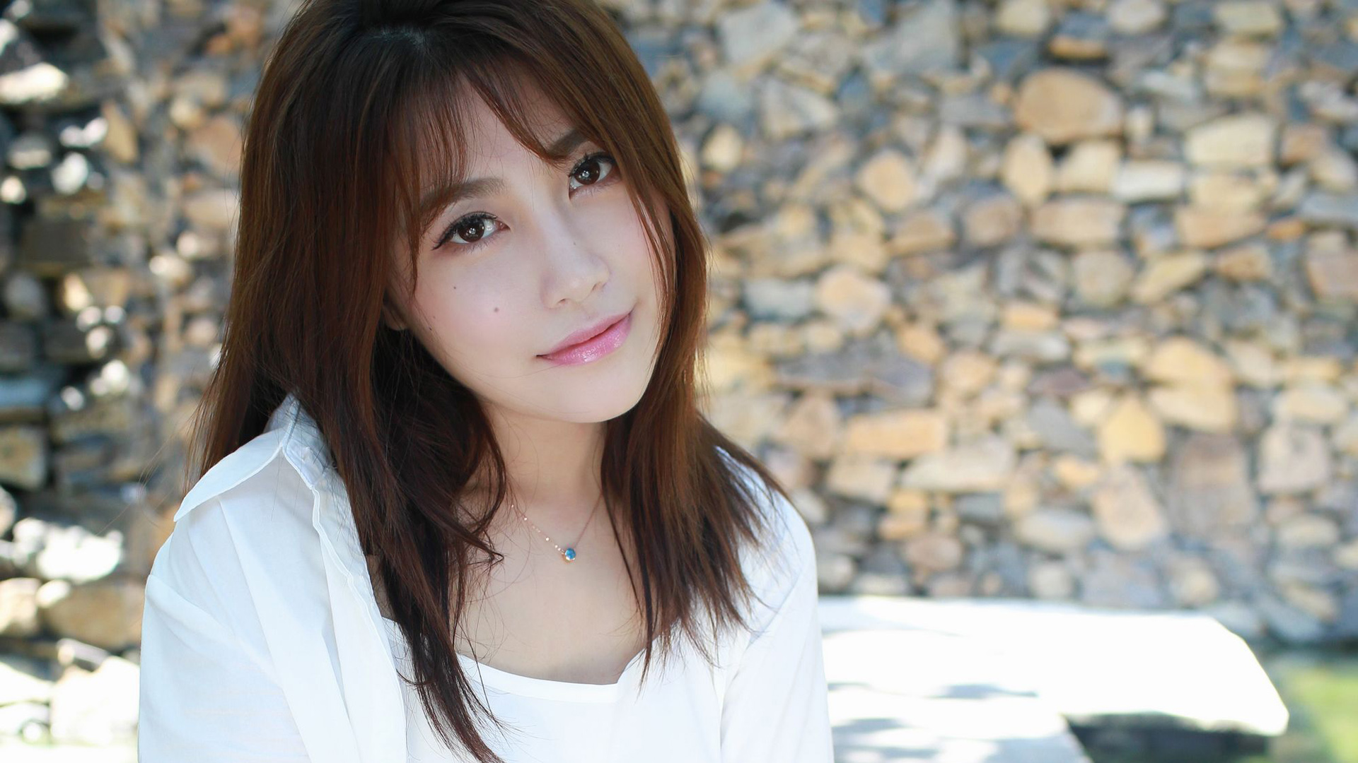 美女许诺Sabrina白色上衣动人的眼睛电脑高清壁纸