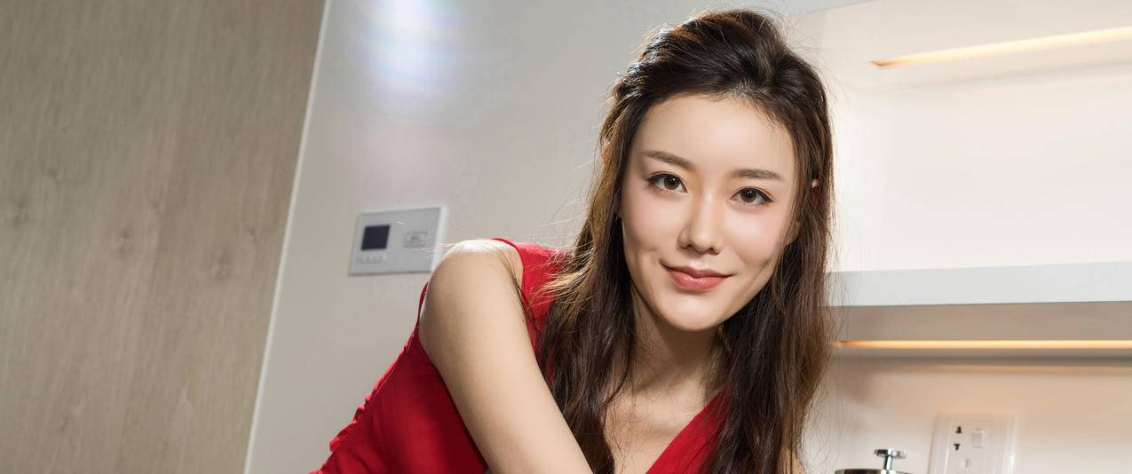 江琴气质美女带鱼屏高清壁纸