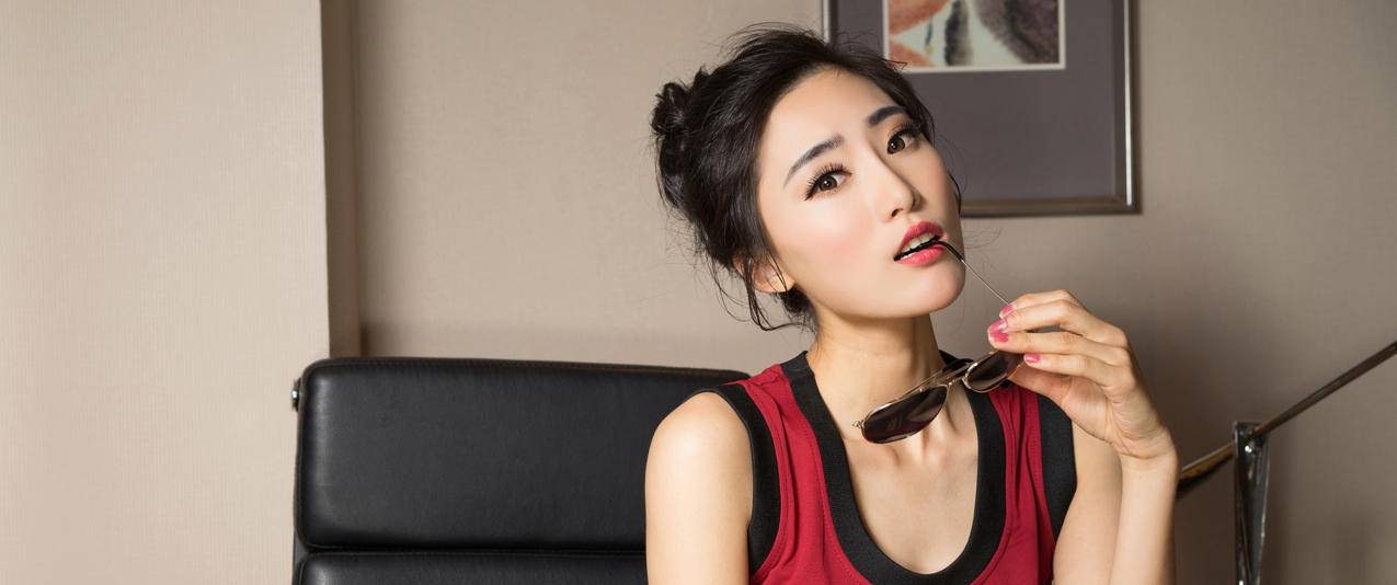 养眼粉妆美女带鱼屏高清壁纸