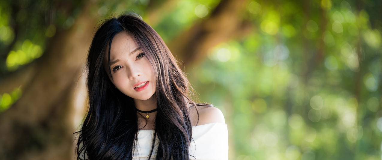 长发白色裙子绿色背景养眼美女带鱼屏高清壁纸
