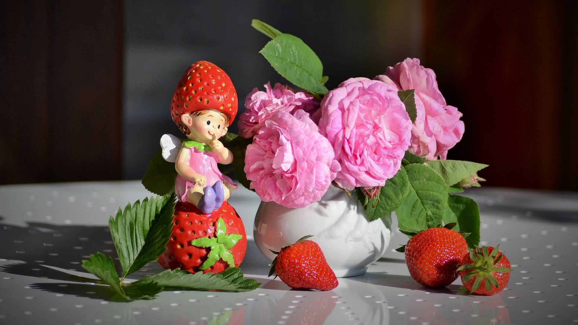 玫瑰花，草莓，小天使，可爱雕像，鲜花，可爱桌面高清壁纸