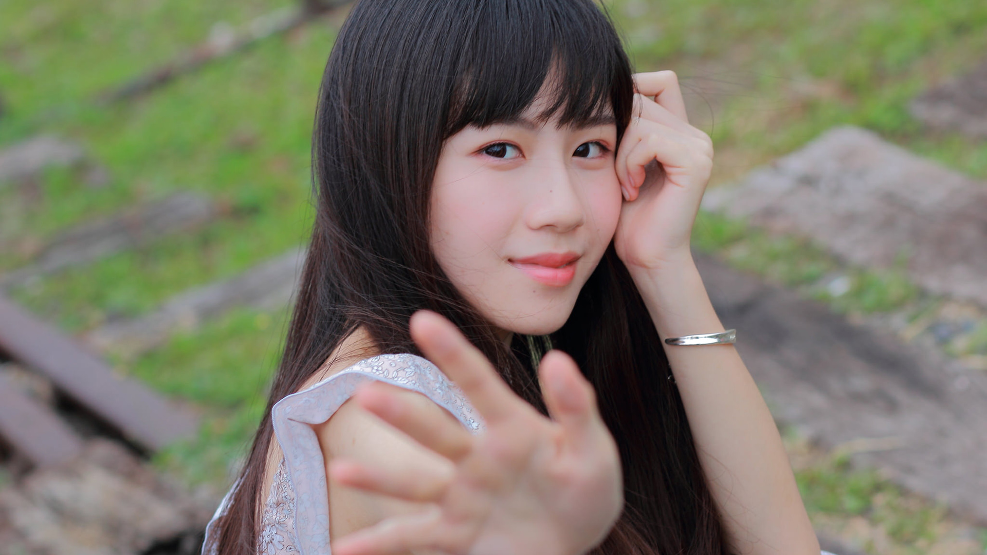 长发养眼清纯美女梁家瑜桌面高清壁纸