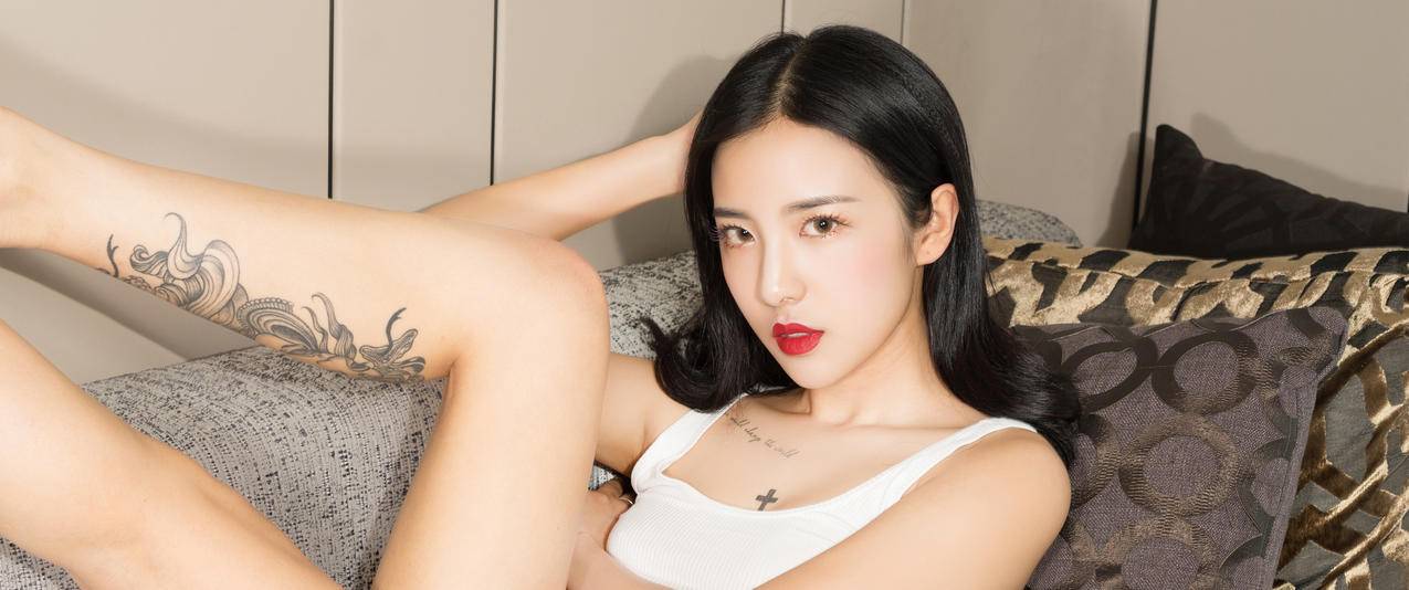 白色内衣美女凌雪带鱼屏高清壁纸