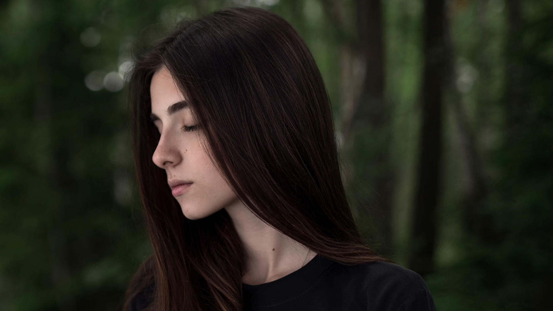美女，黑色秀发，黑色衣服，闭眼，心情，美女写真桌面高清壁纸