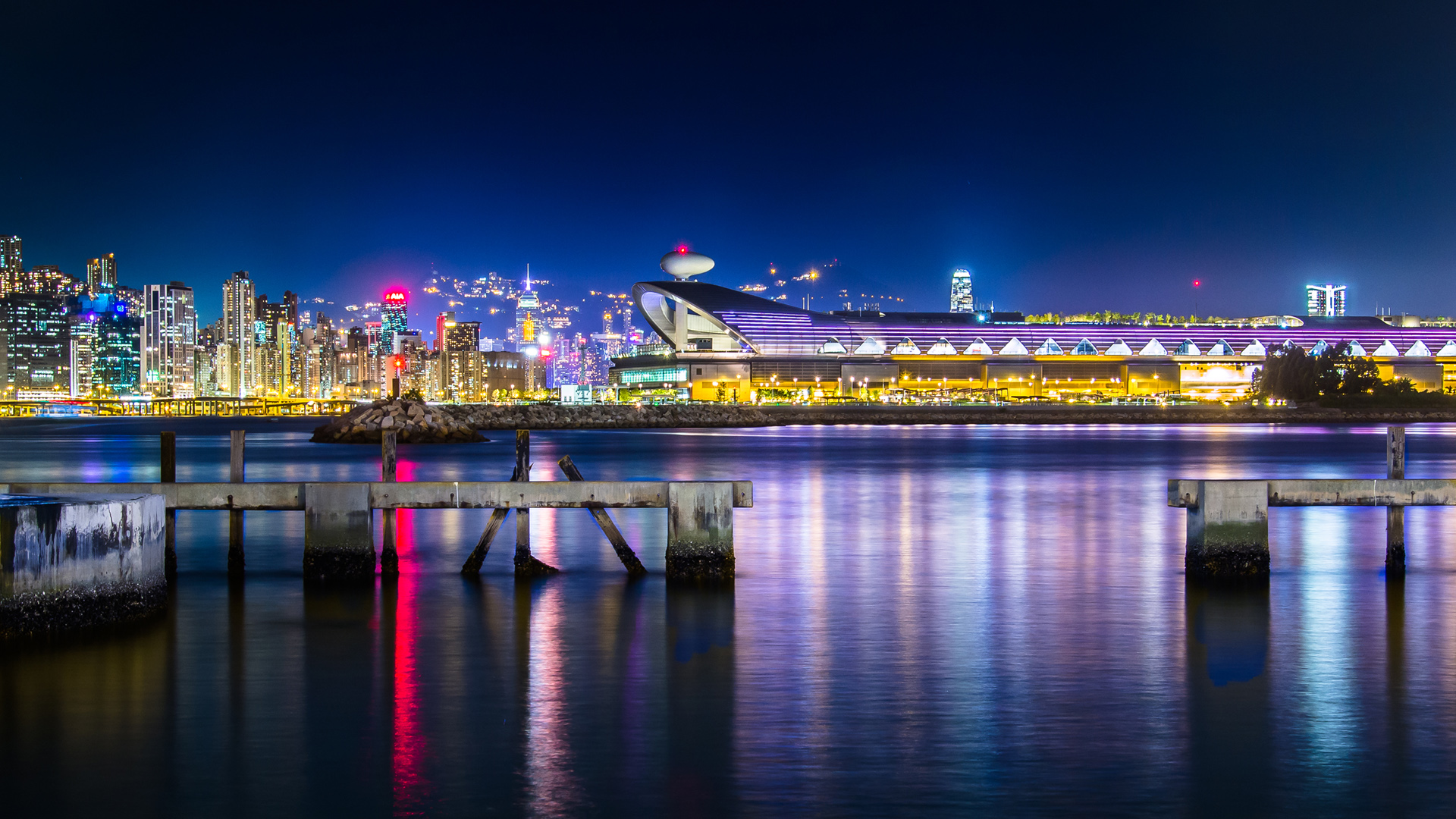 海滨城市夜景2K桌面高清壁纸