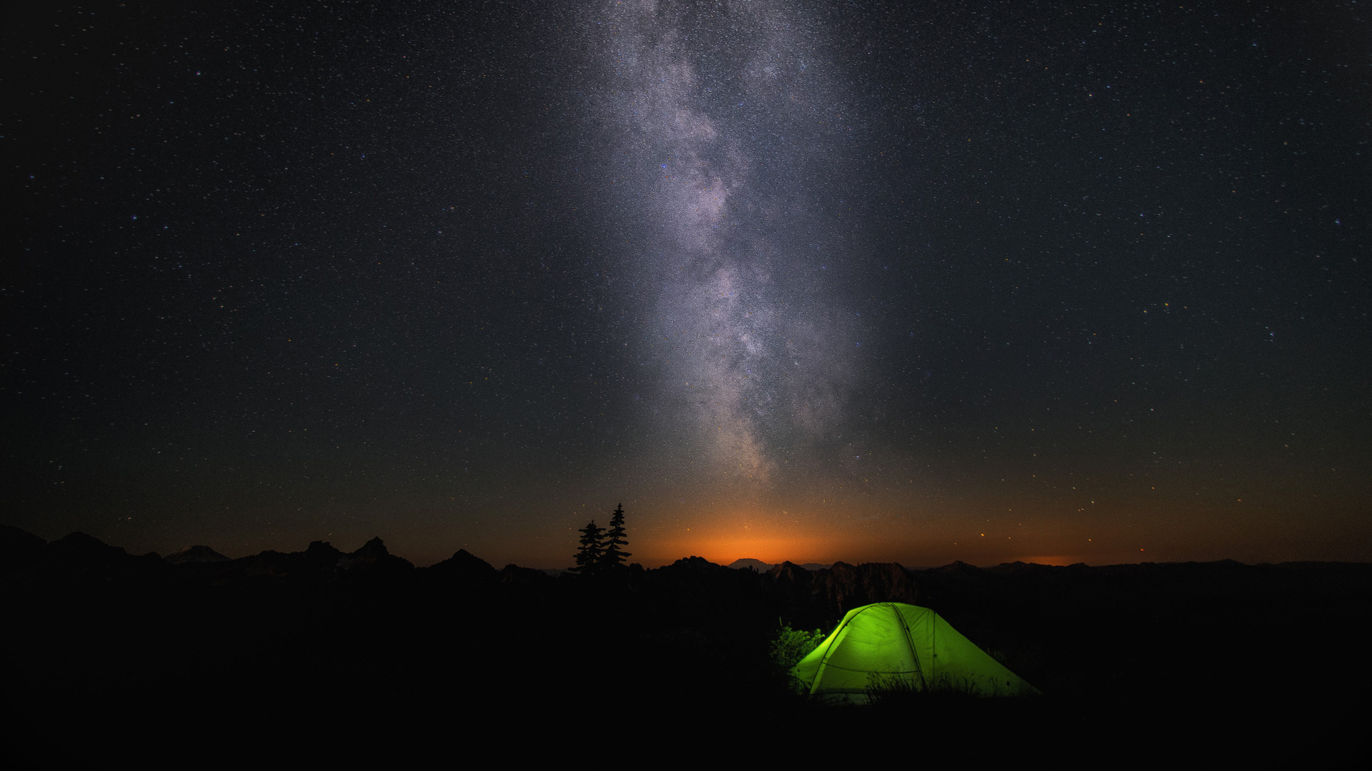 Windows10夜晚星空宿营桌面高清壁纸