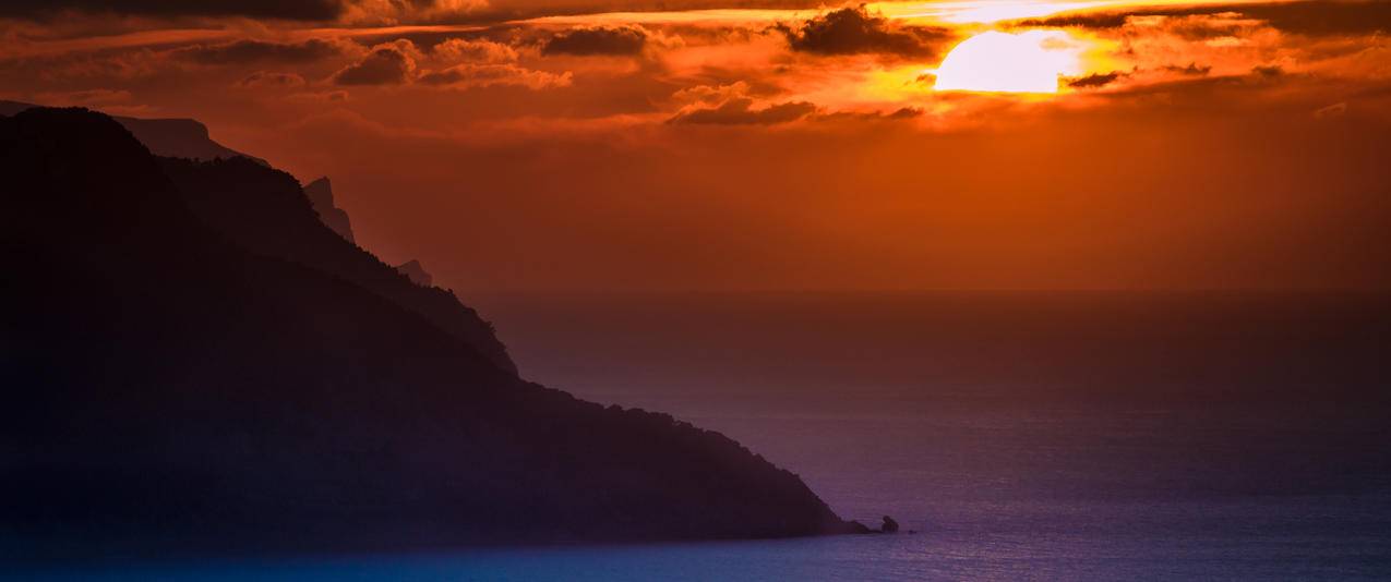 马洛卡海滩美丽日落风景带鱼屏高清壁纸