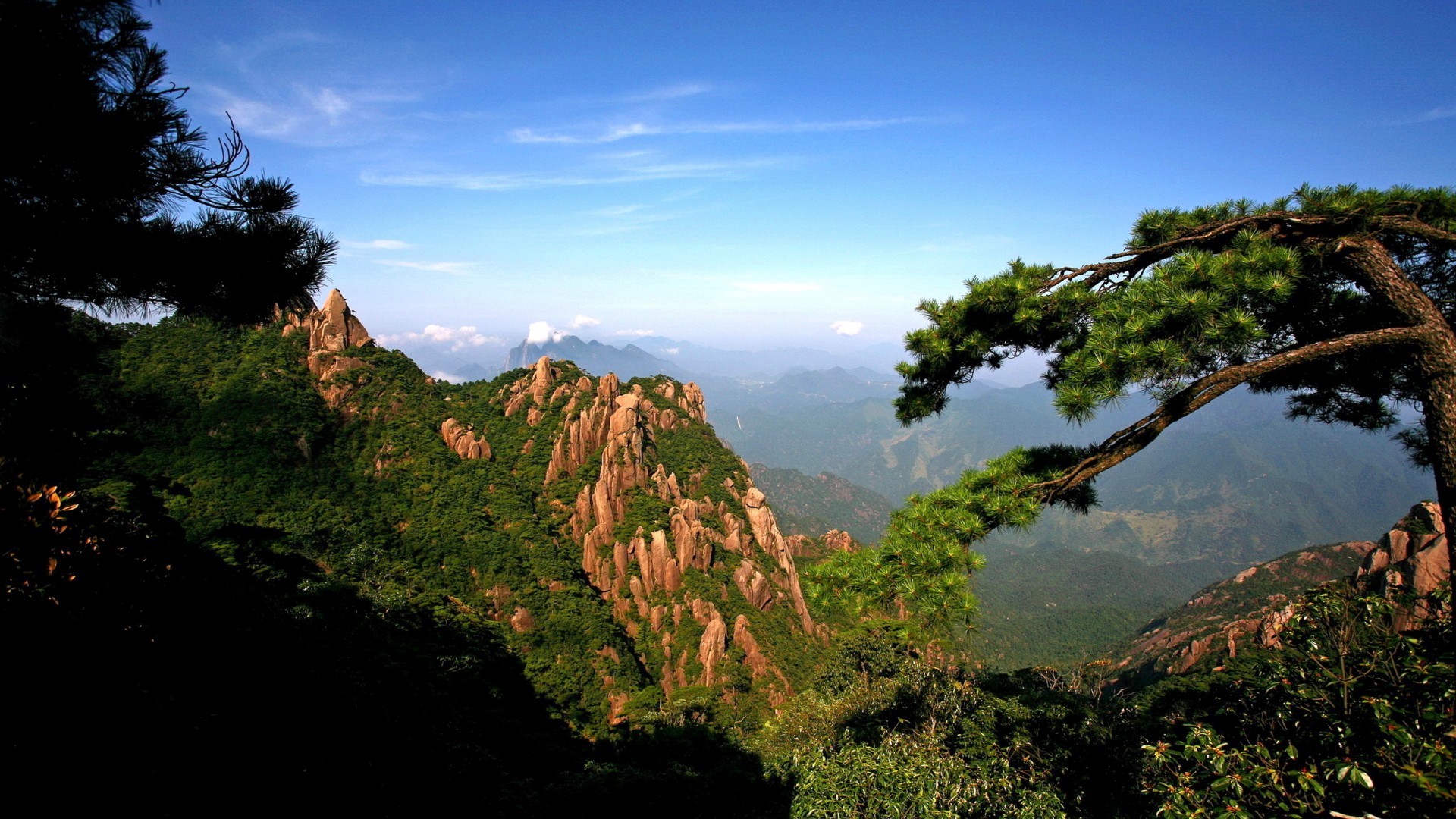 高山，岩石，山谷，太阳，树，树枝，天空，风景桌面高清壁纸