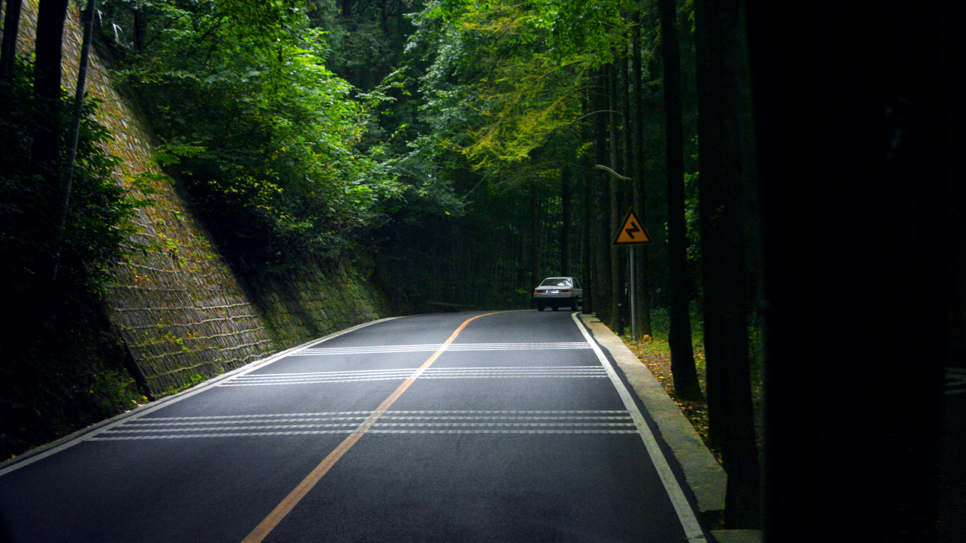 幽深森林公路风景桌面高清壁纸