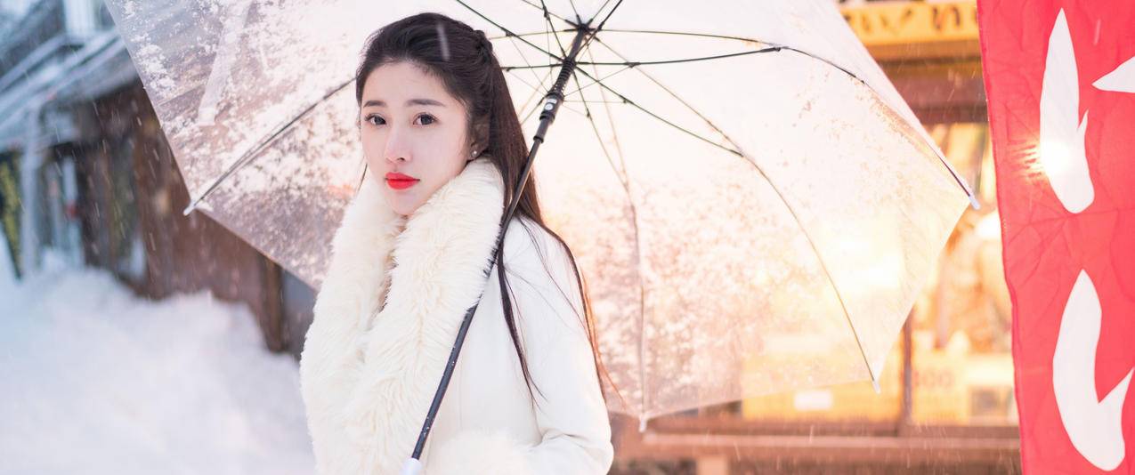 陈嘉嘉Tiffany撑伞的清纯美女带鱼屏高清壁纸