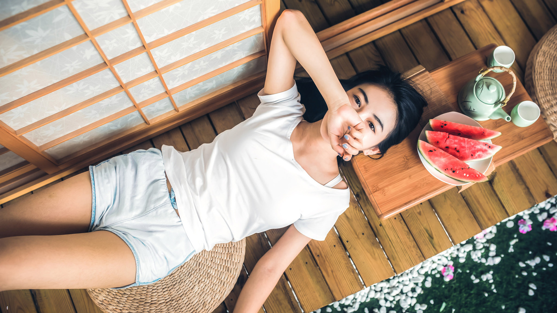 白色短袖短裤小清新美女平躺着电脑高清壁纸