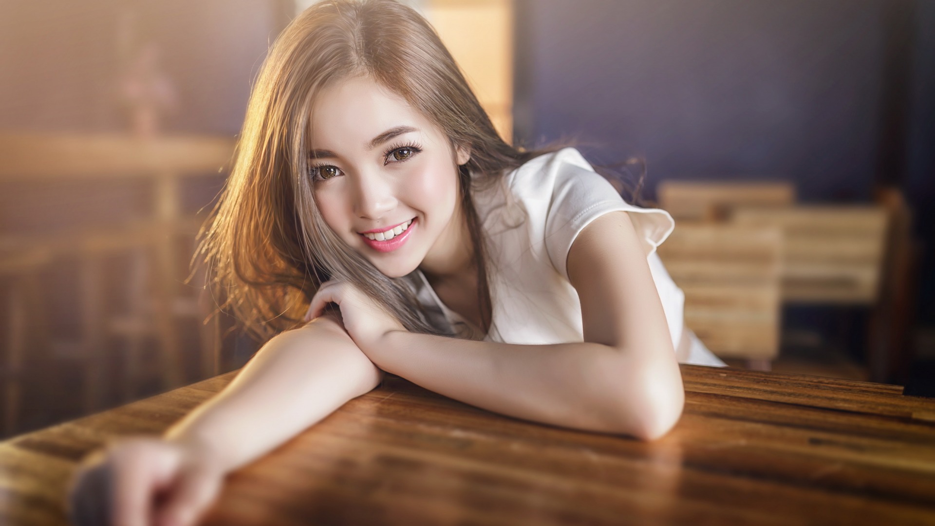 漂亮美女的微笑桌子桌面高清壁纸