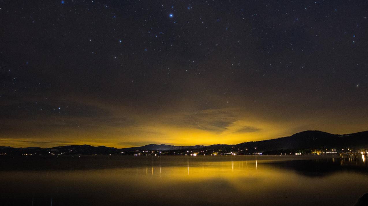 美国加利福尼亚州太浩湖夜晚星空风景4k高清壁纸