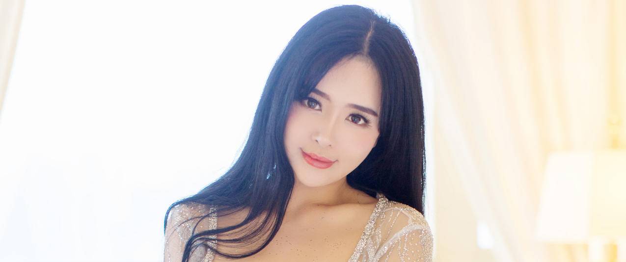 长发美女刘钰儿带鱼屏高清壁纸