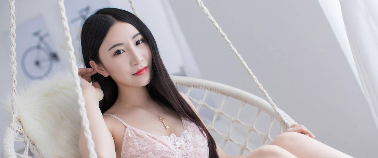 室内吊椅清纯美女谢芷馨带鱼屏高清壁纸