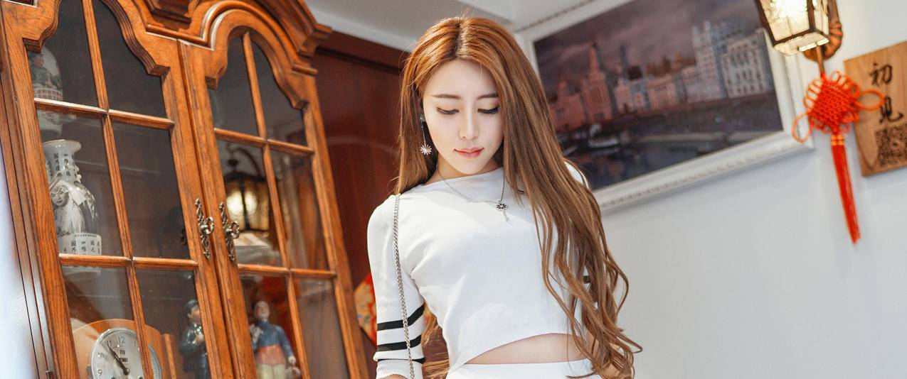 长发美女模特Abby黎允婷带鱼屏高清壁纸