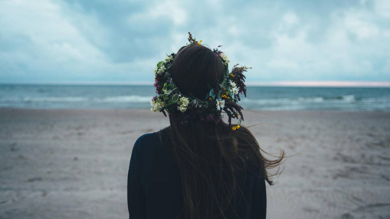 海边 海滩 女孩 花环 4K精选美女高清壁纸
